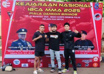 Sekretaris IBCA MMA Provinsi Gorontalo (tengah) bersama dua atlet terbaik Gorontalo
