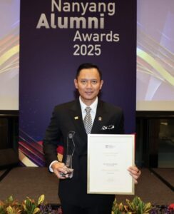 Dianggap Berkontribusi dan Menginspirasi bagi Masyarakat, AHY Dianugerahi Penghargaan Tertinggi Alumni NTU Singapura
