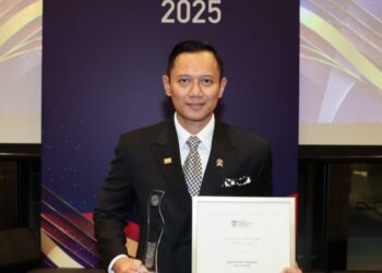 Menteri Koordinator Infrastruktur dan Pembangunan Kewilayahan, AHY, memegang trofi dan sertifikat usai menerima penghargaan tertinggi Alumni Nanyang Technological University Singapura