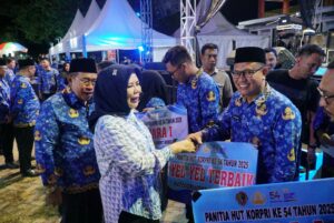 Sekretariat Dekot Sapu Bersih Juara Dana-Dana dan Yel-Yel di HUT Korpri 2025
