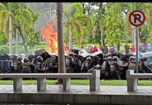 Ricuh di Bandara Djalaluddin, Massa Mengamuk hingga Mobil Dibakar