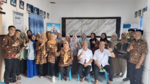 Peringati Hari Ibu, Senator Jasin Dilo Temui Kader Kesehatan Tibawa dan Salurkan Makanan Tambahan