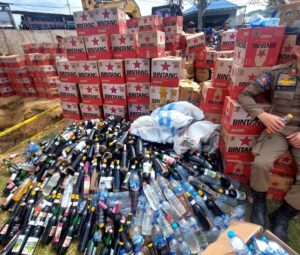 Jelang Tahun Baru, Pemkot Gorontalo Musnahkan 19.754 Botol Miras