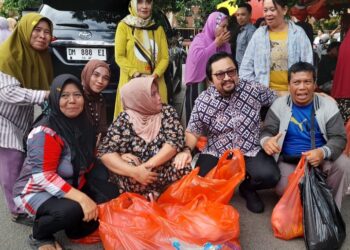 Anggota Deprov Gorontalo, Erwin Ismail, berbaur dengan warga saat pasar murah berlangsung