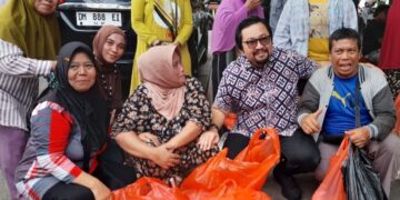 Anggota Deprov Gorontalo, Erwin Ismail, berbaur dengan warga saat pasar murah berlangsung