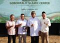 Tiga Juru Bicara Gubernur Gorontalo abadikan momen foto bersama dengan Gusnar Ismail usai peluncuran buku 'Meniti Jalan Pengabdian, Mendalami Pemikiran dan Kepemimpinan Gusnar Ismail.