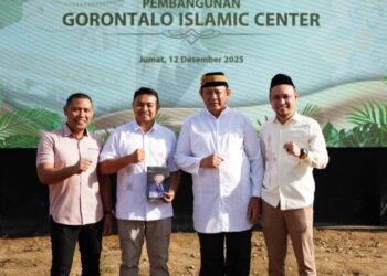 Tiga Juru Bicara Gubernur Gorontalo abadikan momen foto bersama dengan Gusnar Ismail usai peluncuran buku 'Meniti Jalan Pengabdian, Mendalami Pemikiran dan Kepemimpinan Gusnar Ismail.