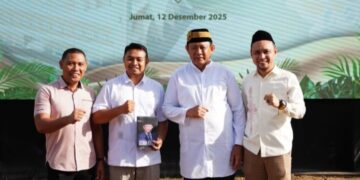 Tiga Juru Bicara Gubernur Gorontalo abadikan momen foto bersama dengan Gusnar Ismail usai peluncuran buku 'Meniti Jalan Pengabdian, Mendalami Pemikiran dan Kepemimpinan Gusnar Ismail.