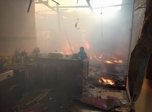 Diduga Akibat Puntung Rokok, 2 Rumah di Pulubala Ludes Terbakar