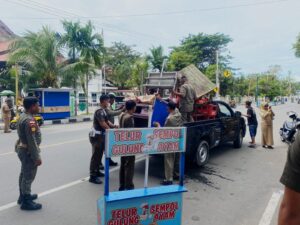 Satpol PP Tertibkan Lapak Pedagang di Kawasan Menara Limboto