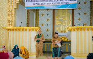 Perkuat Syiar Islam, Bupati Azhari Serahkan 250 Pasang Seragam kepada BKMT Mawasangka
