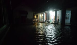 Gelombang Tinggi Disertai Angin Kencang Rendam Permukiman Pesisir Talaga Raya