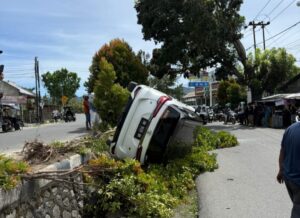 Niat Hindari Bentor, Mobil Fortuner Terjun Melewati Batas JDS