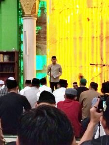 Wali Kota dan Wakil Wali Kota Salat Tarawih Perdana di Masjid Agung Baitul Makmur Kotamobagu