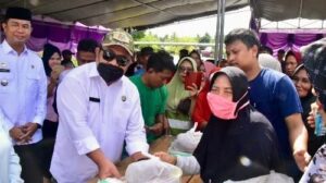 Pemkab Gorontalo Salurkan 1.000 Paket Sembako Bersubsidi di Tabongo