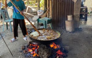Warga Desa Reksonegoro Siapkan Dodol Jelang Lebaran Ketupat