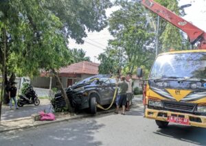 Mobil Toyota Veloz Tabrak Pohon Pembatas Jalan, Ini Alasan Pengemudi
