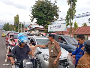 Pol-PP dan Damkar Kotamobagu, Bagi 100 Bungkus Takjil ke mayarakat