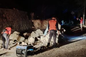 Longsor Batu di Gorontalo Tutup Akses Jalan Tengah Malam