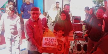Bupati Gorontalo H. Sofyan Puhi, ST, saat menyerahkan bantuan Asistensi Rehabilitasi Sosial (ATENSI)