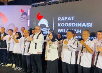 Fory Armin Naway (tengah)