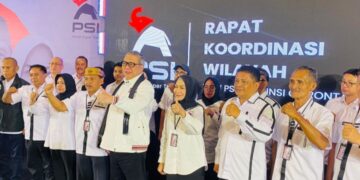 Fory Armin Naway (tengah)