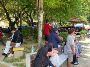 Warga Gorontalo Padati Lapangan Merdeka Sambut Kedatangan Presiden Prabowo