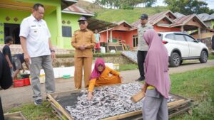 Nelayan Pesisir Anggrek Dapat Perhatian Langsung dari Gusnar Ismail