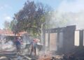 Pemadam Kebakaran Kabupaten Gorontalo berhasil memadamkan api, sebelum menyebar ke rumah penduduk lainnya