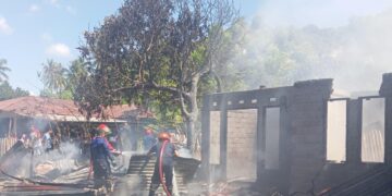 Pemadam Kebakaran Kabupaten Gorontalo berhasil memadamkan api, sebelum menyebar ke rumah penduduk lainnya