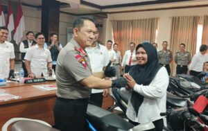 Kapolda Gorontalo Serahkan Motor Hasil Curanmor kepada Pemilik Secara Gratis