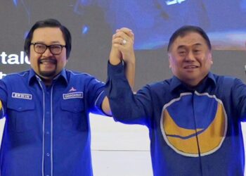 Erwin Ismail dan Rachmat Gobel saat abadikan momen usai Pelantikan Pengurus DPW NasDem Gorontalo, Rabu (17/6/2026)