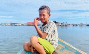 Dilon, Anak SD yang Harus Bekerja untuk Menghidupi Neneknya