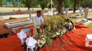 Sofyan Puhi Ziarahi Makam Rahmat Gobel di Kalibata
