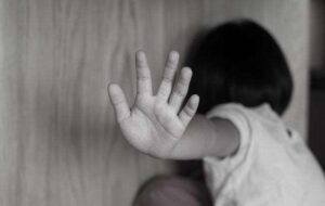 Sedang Menyapu, Seorang Anak di Bawah Umur Menjadi Korban Pelecehan oleh Paman Kandung