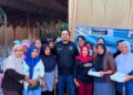 Erwinsyah Ismail, S.I.Kom, M.I.Kom., diapit sejumlah warga Liluwo Kota Tengah, Kota Gorontalo, Senin (6/7/2026).