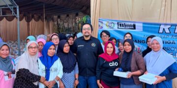 Erwinsyah Ismail, S.I.Kom, M.I.Kom., diapit sejumlah warga Liluwo Kota Tengah, Kota Gorontalo, Senin (6/7/2026).
