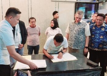 Perwakilan pimpinan media online saat menandatangani kontrak kerja sama