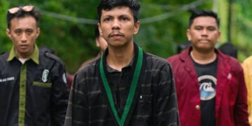 Izul Usuli (tengah)