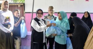 Ketua TP PKK Kabupaten Gorontalo Menyalurkan Bantuan untuk Masyarakat