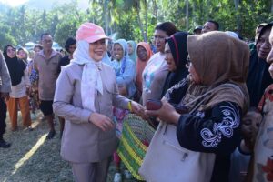 Pemprov Gorontalo Pangkas Harga Sembako, Warga Biluhu Bisa Belanja Sesuai Kebutuhan