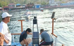 Perangkat Deteksi Kualitas Air dan Objek Dipasang di Perairan Botubarani