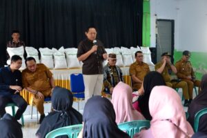 Dengar Warga Huntu Makan Bitule, Gusnar Gerak Cepat Salurkan Beras