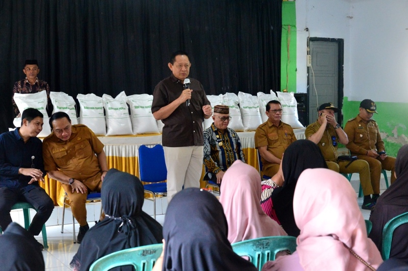 Dengar Warga Huntu Makan Bitule, Gusnar Gerak Cepat Salurkan Beras