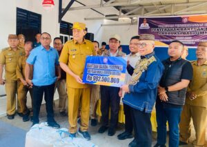 Gubernur Serahkan Bantuan Rp992,5 Juta untuk 397 UMKM di Kabgor