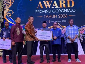 Gusnar Ismail Serahkan Jamsostek Award, Apresiasi Kontribusi Perlindungan Pekerja