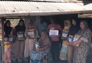LMI Gorontalo Salurkan Bantuan Bahan Pangan bagi Buruh Kelapa Dhuafa