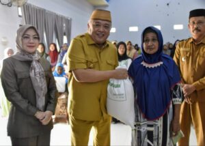 Tony Junus Hadiri Penyaluran Bantuan Beras CPP di Desa Lamahu