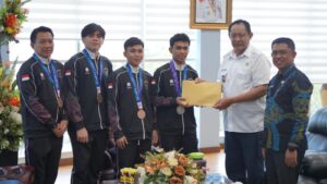Gubernur Serahkan Bonus kepada Atlet Peraih Medali ASEAN Games Jepang 2026
