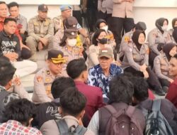 Aksi Unjuk Rasa Sempat Memanas, Sulyanto Pateda Buka Ruang Dialog